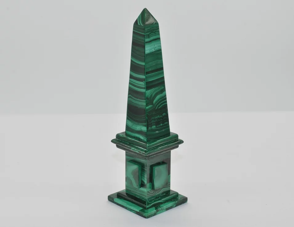 OBELISK Z MALACHITU