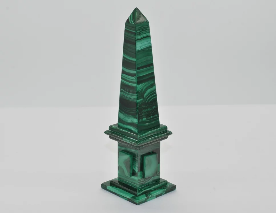 OBELISK Z MALACHITU