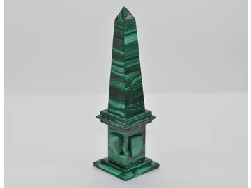 OBELISK Z MALACHITU