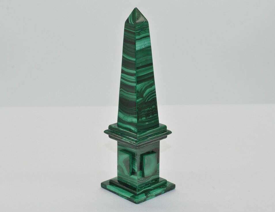 OBELISK Z MALACHITU