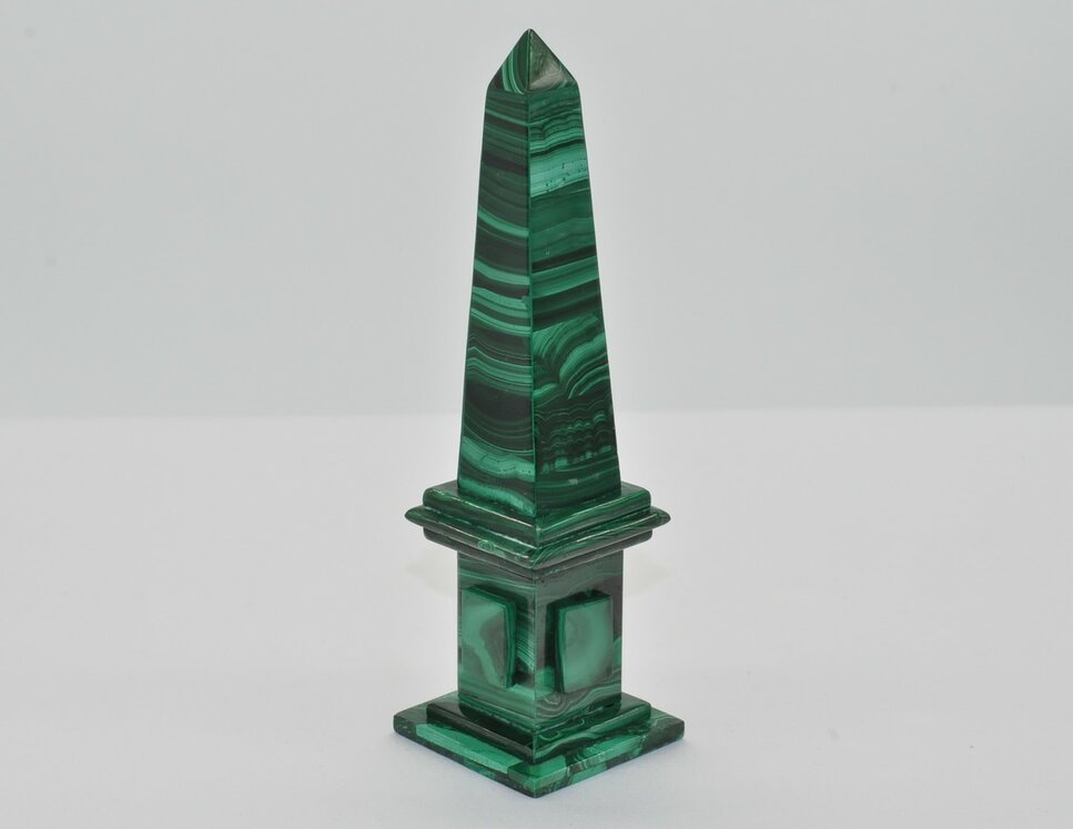 OBELISK Z MALACHITU
